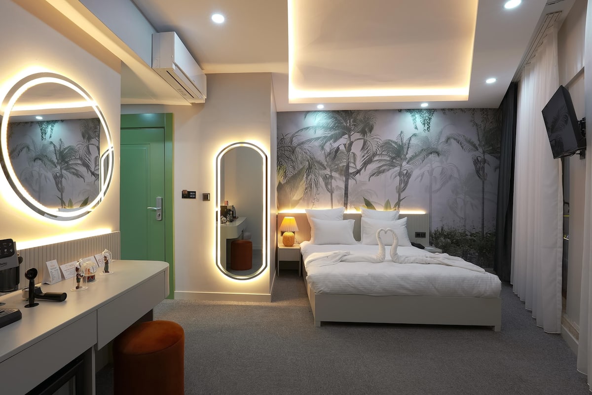 1 bedroom, desk, laptop workspace, soundproofing
