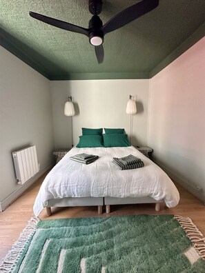 2 chambres, fer et planche à repasser, Wi-Fi, draps fournis