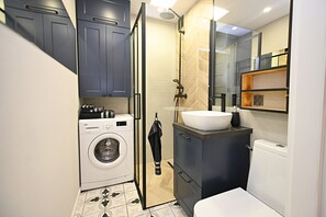 Apartament | Bany | Dutxa, capçal de dutxa tipus cascada, assecador de cabells i tovalloles 