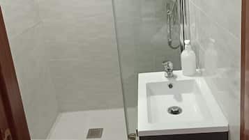 Secadora de cabello, toallas, jabón, shampoo