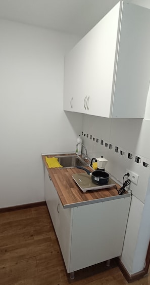 KĂŒhlschrank, Mikrowelle, Herdplatte, Kochgeschirr/Geschirr/Besteck
