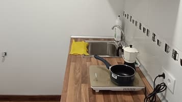 Frigorífico, microondas, placa de cocina y utensilios de cocina