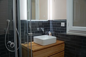 Douche, sèche-cheveux, serviettes fournies, savon