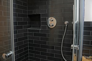 Douche, séchoir à cheveux, serviettes fournies, savon