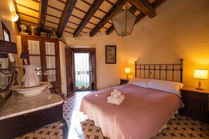 4 habitaciones, tabla de planchar con plancha, wifi y ropa de cama 