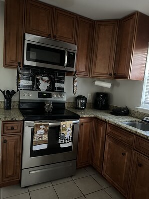 Private kitchen - Cozy 3 bedroom home in charlotte close to airport and highways (Charlotte)