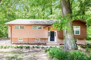 Exterior - Cozy 3 bedroom home in charlotte close to airport and highways (Charlotte)