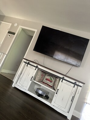 Interior - Cozy 3 bedroom home in charlotte close to airport and highways (Charlotte)