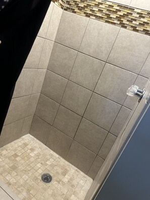 Shower, towels, toilet paper - Cozy 3 bedroom home in charlotte close to airport and highways (Charlotte)