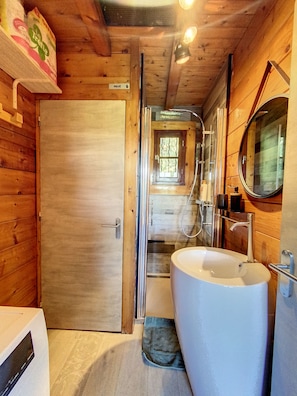 Shower, hair dryer, towels, soap - Chalet Dans les Gorges de l Aveyron (Bruniquel)