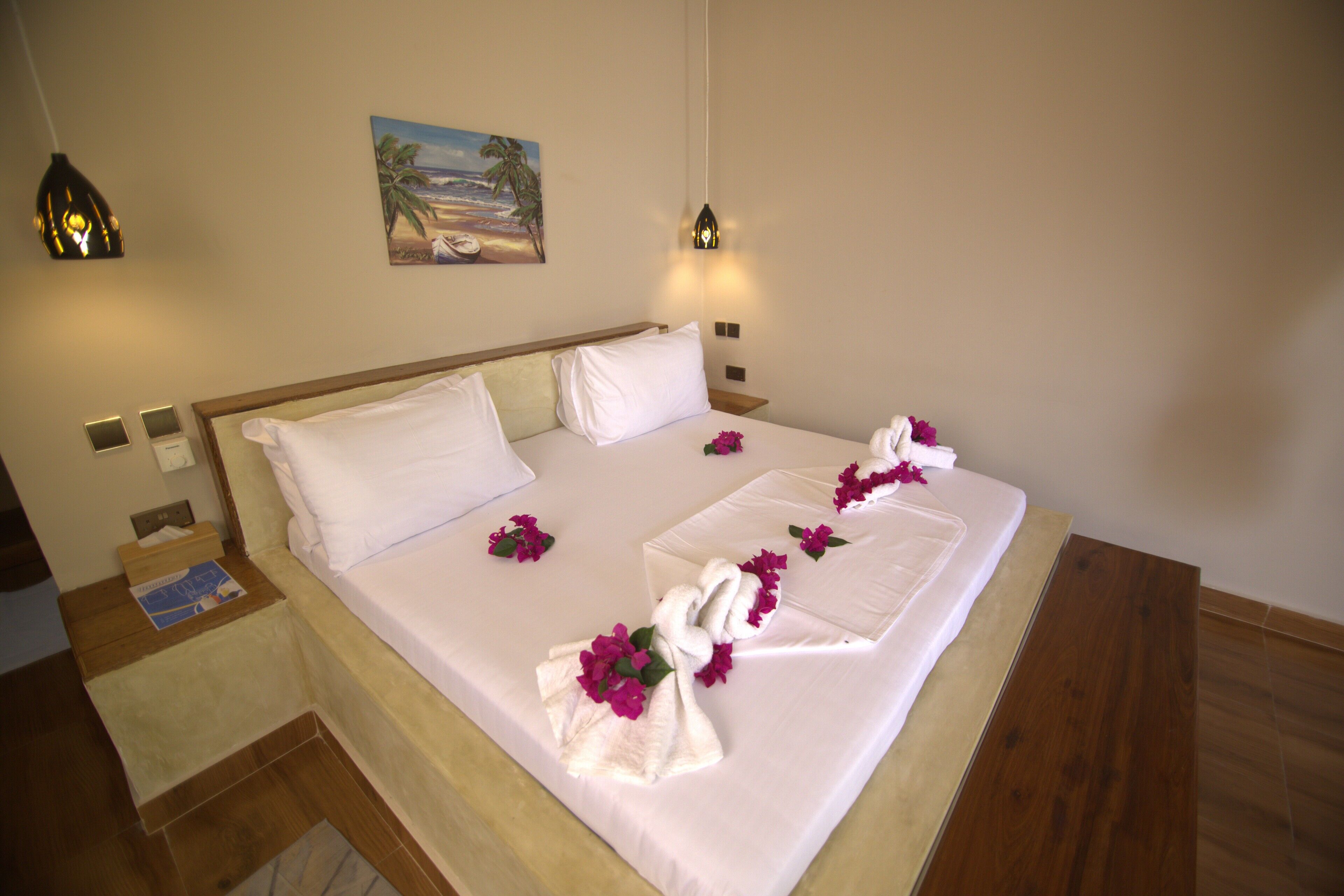 Phòng đôi Tiêu chuẩn, 1 giường đôi, có thể sử dụng hồ bơi, quang cảnh hồ bơi | Minibar, bàn, khu vực làm việc phù hợp cho laptop, màn/rèm cản sáng 