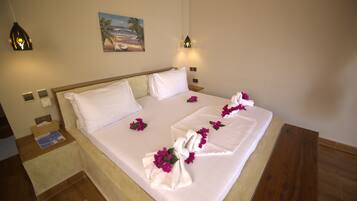 Phòng đôi Tiêu chuẩn, 1 giường đôi, có thể sử dụng hồ bơi, quang cảnh hồ bơi | Minibar, bàn, khu vực làm việc phù hợp cho laptop, màn/rèm cản sáng