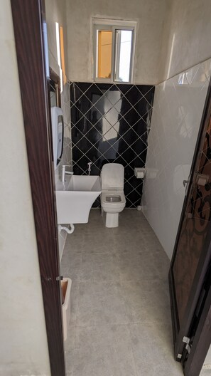 Standard Double Room, 1 Double Bed, Pool Access, Pool View | Bathroom