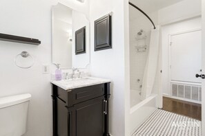 Eco-friendly toiletries, hair dryer, towels, soap - Broadmoor xxxxxxxxxx (Austin)