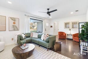 Smart-TV, Tischfußball, Bücher