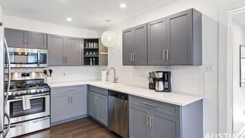 Een koelkast, een microgolfoven, een oven, een kookplaat