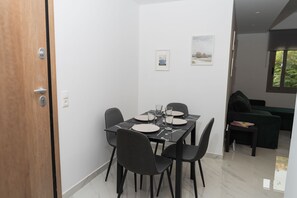 Dining - Bright and spacious apartment just a 10 minute walk from the Acropolis! (Athina)