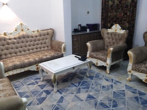 Presidential Suite | 1 bedroom, minibar, individually decorated, individually furnished
