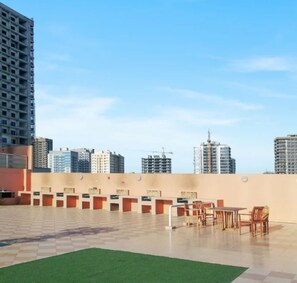 Outdoor dining - Comfortable Studio at Lago Vista A Dubai Production City by Deluxe Holiday (Dubai)