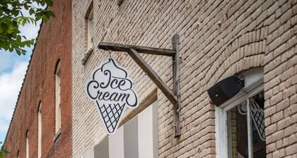 *Stylish 1BR Getaway w/ KING Bed + Patio + Wi-Fi