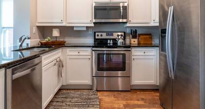 *Stylish 1BR Getaway w/ KING Bed + Patio + Wi-Fi
