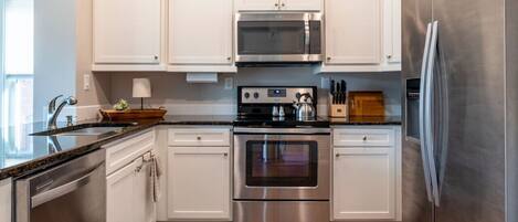 ثلاجة، ميكروويف، فرن، موقد طهي مسطح