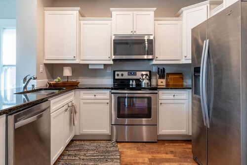 *Stylish 1BR Getaway w/ KING Bed + Patio + Wi-Fi