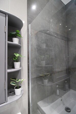 Een haardroger, handdoeken, zeep, shampoo