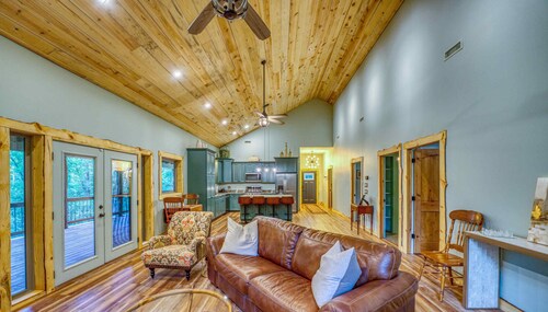 Secluded Cabin Getaway in the Woods!