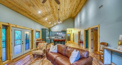 Secluded Cabin Getaway in the Woods!
