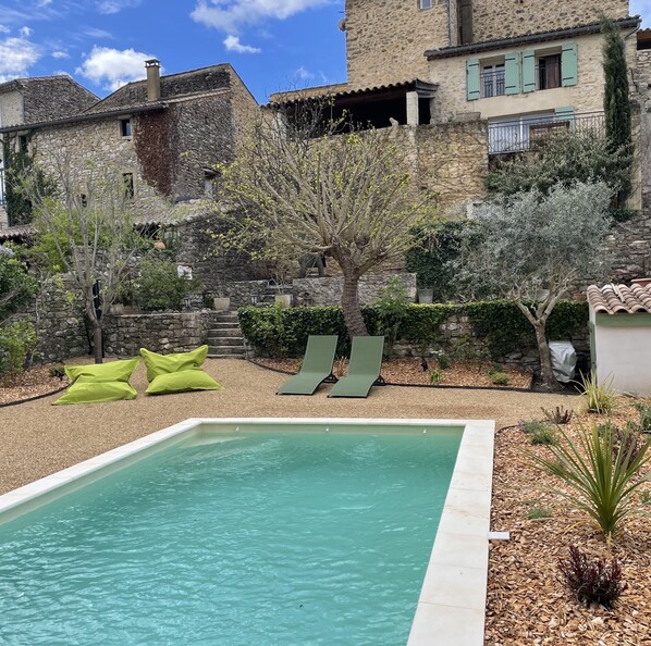 Outdoor pool, a heated pool - Charmante et Spacieuse Maison, Grande Terrasse, vue Magnifique, Jardin, Piscine (Saint-André-de-Roquepertuis)