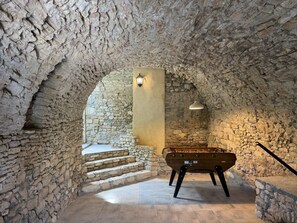 Game room - Charmante et Spacieuse Maison, Grande Terrasse, vue Magnifique, Jardin, Piscine (Saint-André-de-Roquepertuis)