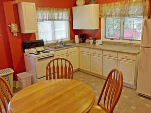 Private kitchen - The Waterlily Cottage-2 Bedrooms /2 bathroom cottage -located in Flat Rock,NC-   (Flat Rock)