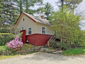 Exterior - The Waterlily Cottage-2 Bedrooms /2 bathroom cottage -located in Flat Rock,NC-   (Flat Rock)