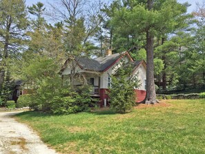 Exterior - The Waterlily Cottage-2 Bedrooms /2 bathroom cottage -located in Flat Rock,NC-   (Flat Rock)