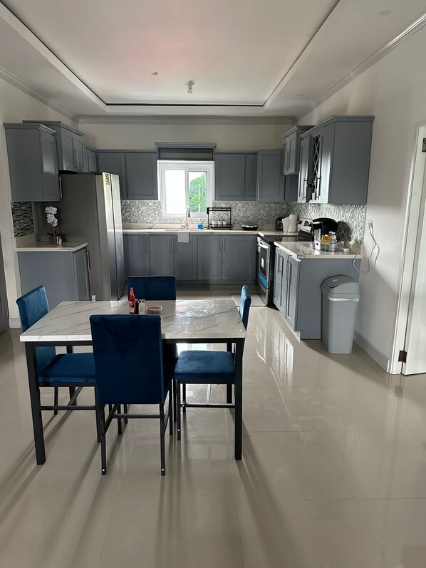 Frigorífico, microondas, placa de cocina y cafetera o tetera