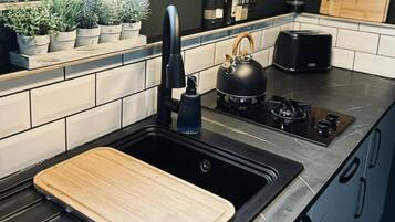 Lemari es, oven, kompor, dan ketel listrik