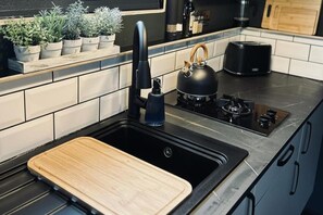Frigorífico, horno, placa de cocina y hervidor eléctrico