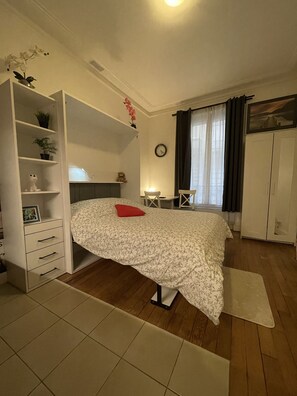 1 bedroom, iron/ironing board, free WiFi, bed sheets - Typical Parisian Appartement (Paris)