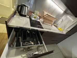 冷蔵庫、電子レンジ、オーブン、コンロ