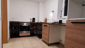 Kühlschrank, Ofen, Herdplatte, Wasserkocher mit Kaffee-/Teezubehör