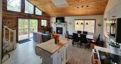 Charming Chalet on Masthope Mountain. Close to all mountain amenites.