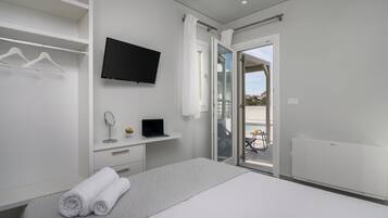 2 bedrooms, in-room safe, desk, iron/ironing board