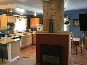 Private kitchen - The Honeysuckle Cottage 2 bedroom 2 bath sleeps 5- Located in Flat Rock, NC  (Flat Rock)