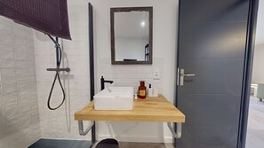 Chuveiro, secador de cabelo, toalhas de banho, sabonete
