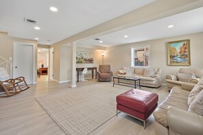 Smart TV, fireplace - Family friendly home, sleeps 8, close to DC attractions.
New kitchen. (Alexandria)