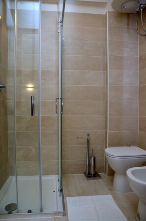 Apartment, 1 Bedroom, Balcony, Ocean View | Bathroom amenities