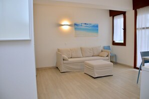 Apartment, 1 Bedroom, Balcony, Ocean View | Living room