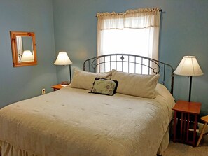 Room - The Azalea Cottage 3 bedroom 3 bathroom-  Sleeps 6 Located in Flat Rock, NC (Flat Rock)