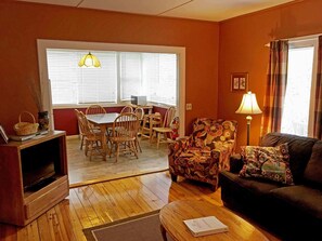 Living area - The Azalea Cottage 3 bedroom 3 bathroom-  Sleeps 6 Located in Flat Rock, NC (Flat Rock)